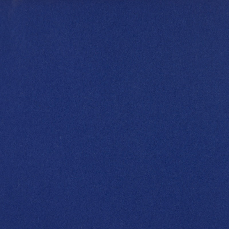 Detailaufnahme von dunkelblauem Designfilz mit sichtbarer Oberflächenstruktur
