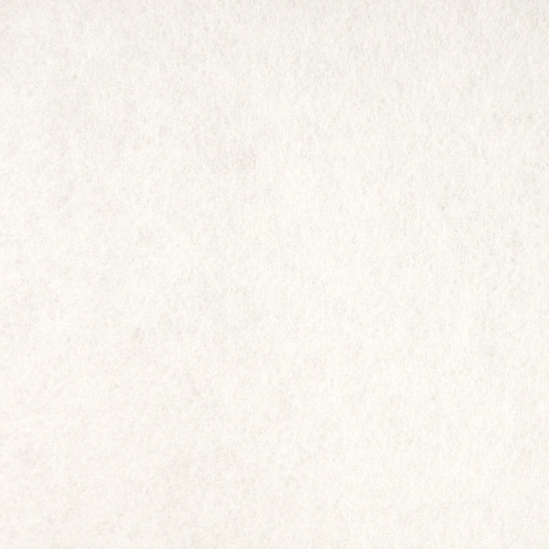 Detailaufnahme von weißem Designfilz mit sichtbarer Oberflächenstruktur