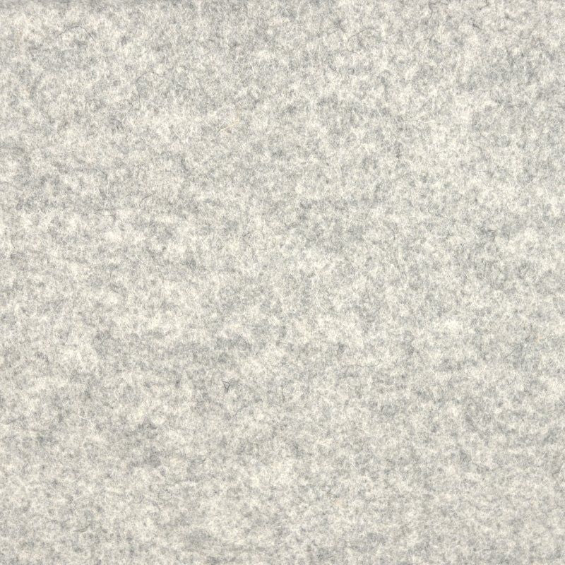 Detailaufnahme von hellgrau meliertem Designfilz mit sichtbarer Oberflächenstruktur