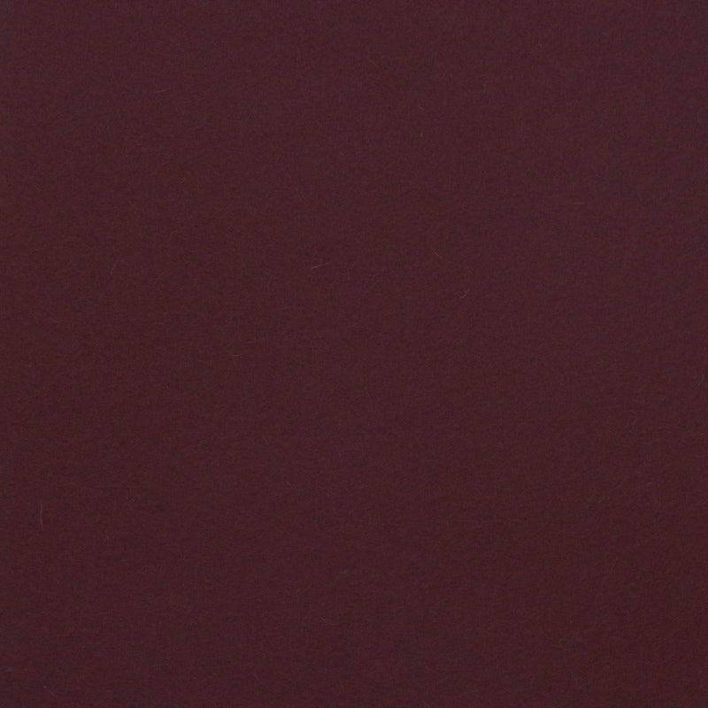 Detailaufnahme von bordeauxfarbenem Designfilz mit sichtbarer Oberflächenstruktur