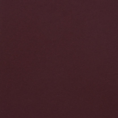 Detailaufnahme von bordeauxfarbenem Designfilz mit sichtbarer Oberflächenstruktur