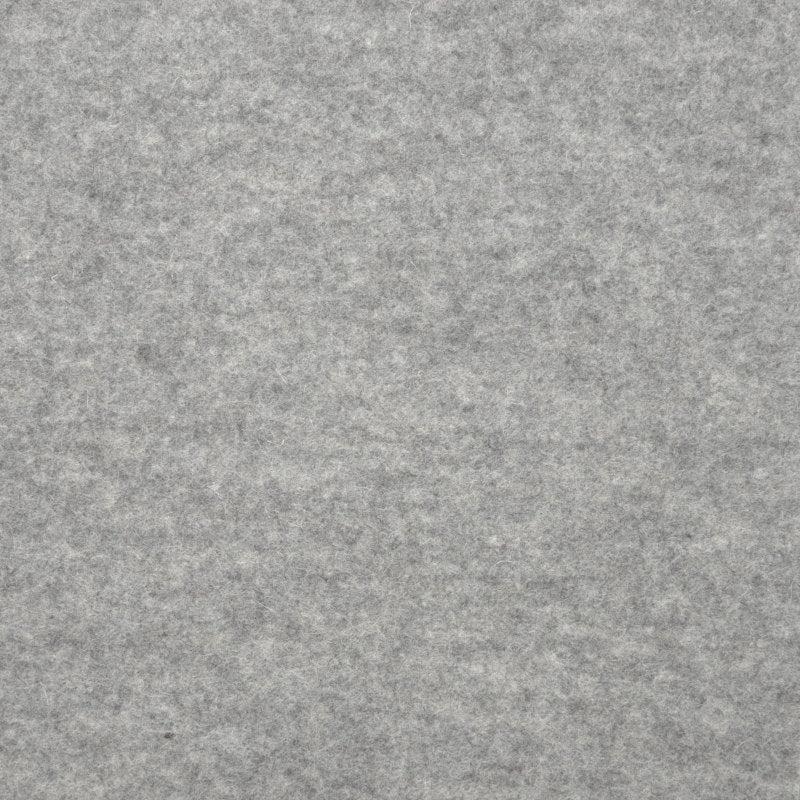 Detailaufnahme von hellgrau meliertem Designfilz mit sichtbarer Oberflächenstruktur