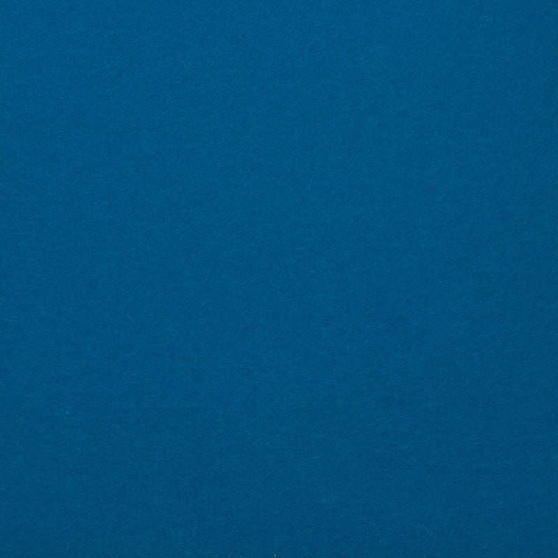 Detailaufnahme von petrolblauem Designfilz mit sichtbarer Oberflächenstruktur