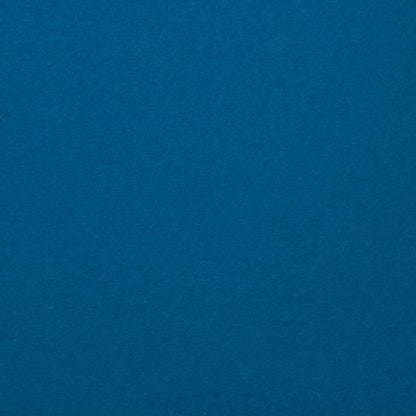Detailaufnahme von petrolblauem Designfilz mit sichtbarer Oberflächenstruktur