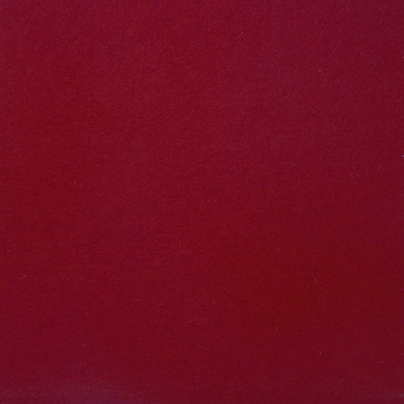 Detailaufnahme von rotem Designfilz mit sichtbarer Oberflächenstruktur