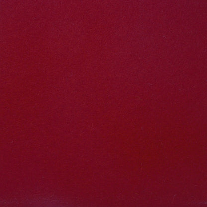 Detailaufnahme von rotem Designfilz mit sichtbarer Oberflächenstruktur