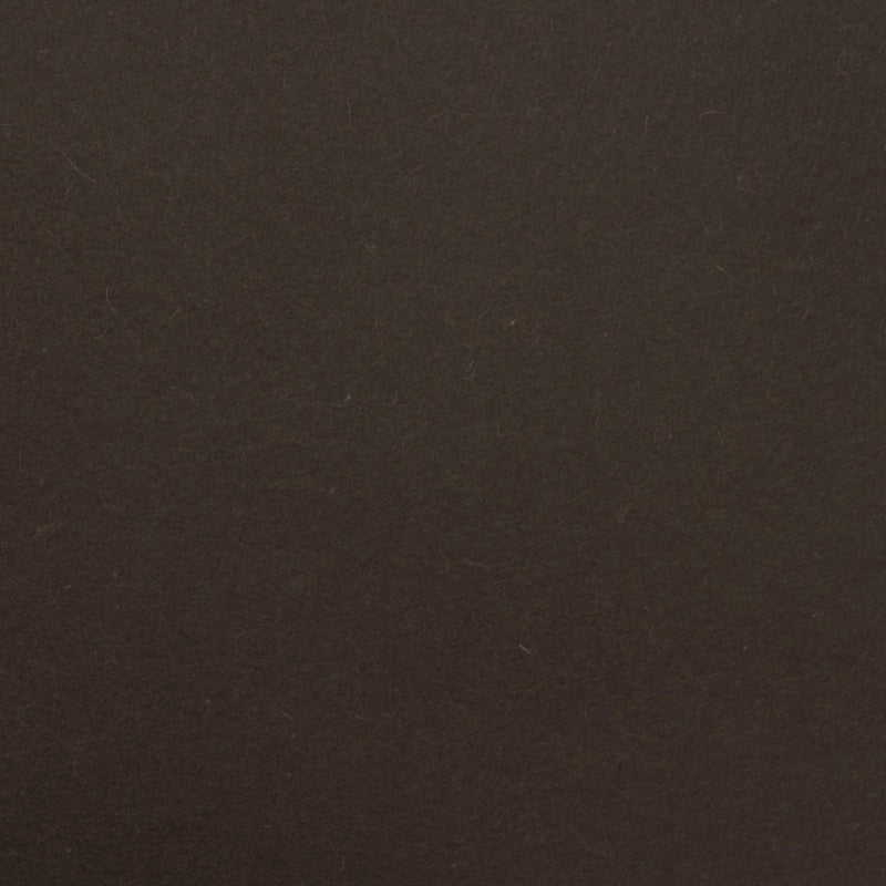 Detailaufnahme von schokobraunem Designfilz mit sichtbarer Oberflächenstruktur