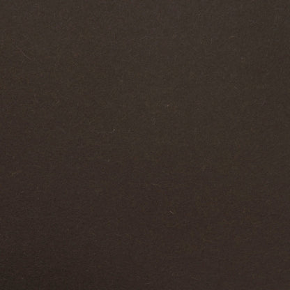 Detailaufnahme von schokobraunem Designfilz mit sichtbarer Oberflächenstruktur