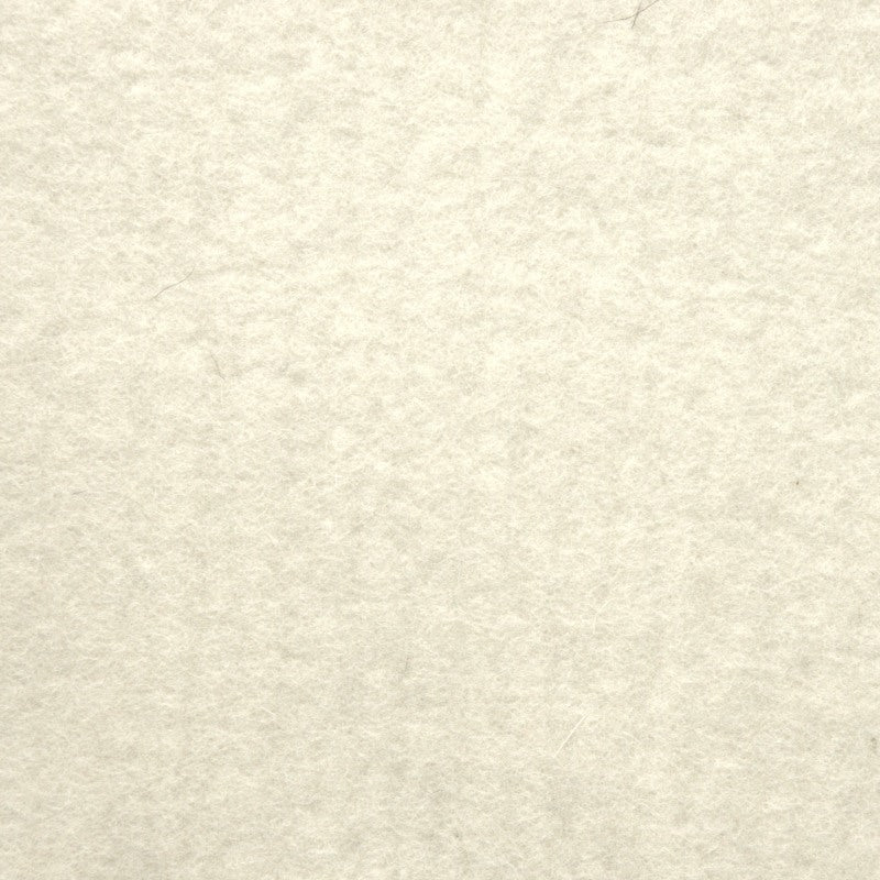 Detailaufnahme von naturfarbenem Merinofilz mit sichtbarer Oberflächenstruktur