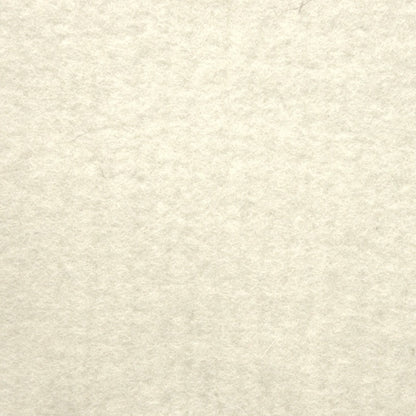 Detailaufnahme von naturfarbenem Merinofilz mit sichtbarer Oberflächenstruktur