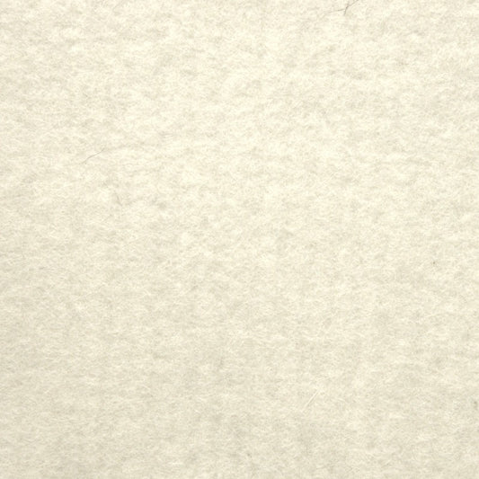 Detailaufnahme von naturfarbenem Merinofilz mit sichtbarer Oberflächenstruktur