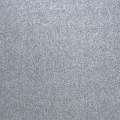 Detailaufnahme von grauem SO-Filz mit sichtbarer Oberflächenstruktur