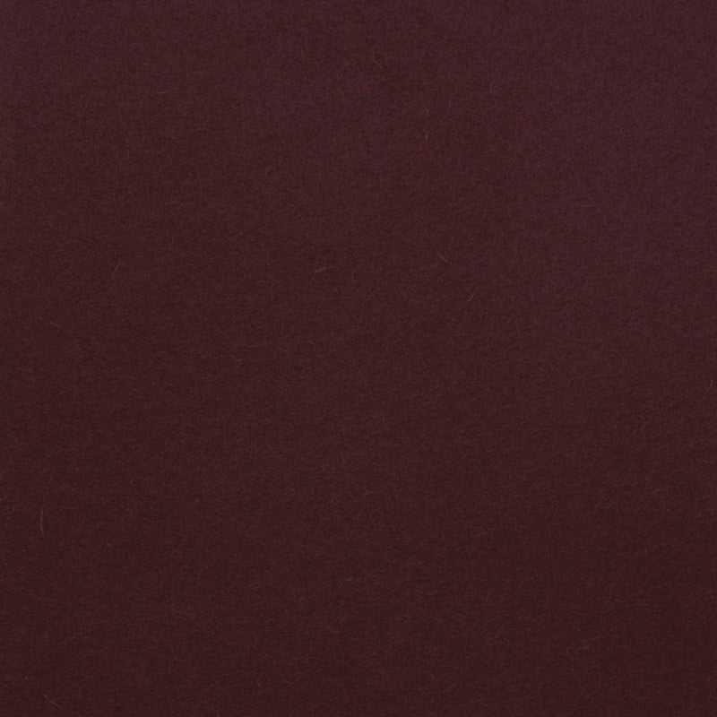 Detailaufnahme von bordeauxrotem Sitzbankfilz mit sichtbarer Oberflächenstruktur