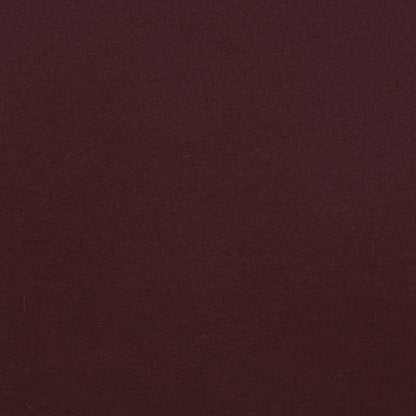 Detailaufnahme von bordeauxrotem Sitzbankfilz mit sichtbarer Oberflächenstruktur