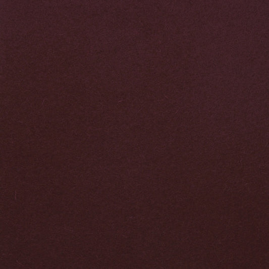 Detailaufnahme von bordeauxrotem Sitzbankfilz mit sichtbarer Oberflächenstruktur